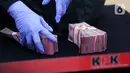 Selanjutnya KPK melakukan penahanan terhadap para tersangka di Rumah Tahanan Negara (Rutan) cabang Gedung Merah Putih KPK. Tampak dalam foto, petugas menata uang barang bukti hasil Operasi Tangkap Tangan (OTT) terduga pelaku tindak pidana korupsi terkait penerimaan atau janji dalam pengurusan sengketa lahan di Pengadilan Negeri Depok di gedung Merah Putih Komisi Pemberantasan Korupsi (KPK), Jakarta, Jumat (6/2/2026). (Liputan6.com/Helmi Fithriansyah)