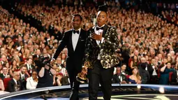 Lena Waithe memberikan pidato kemenangannya di atas panggung Emmy Awards 2017 di Los Angeles, Minggu (17/9). Lena Waithe menjadi perempuan kulit hitam pertama yang meraih Emmy Awards dari kategori Best Comedy Writing. (Phil McCarten/Invision/AP Images)