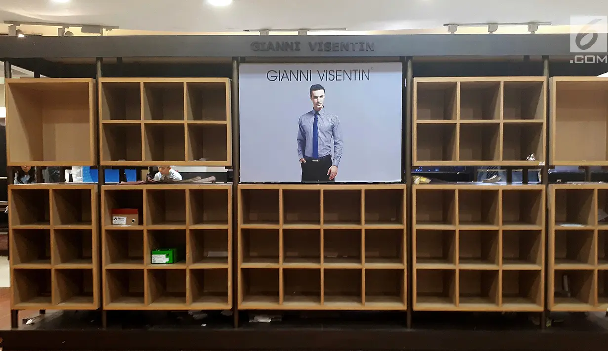 Sejumlah rak busana pria terlihat kosong setelah di serbu pembeli di Matahari Mall Taman Anggrek, Jakarta, Jumat (1/12). Penutupan PT Matahari Department Store guna menjaga kinerja perseroan ditengah penurunan pasar. (Liputan6.com/Fery Pradolo)