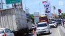 Kendaraan melewati jalur contraflow di Simpang Tiga Keluar Tol Brebes, Jawa Tengah, Sabtu (23/12). Memasuki libur panjang Natal 2017, arus lalu lintas di Simpang Tiga Keluar Tol Brebes terlihat ramai lancar. (Liputan6.com/Helmi Fithriansyah)