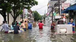 Banjir yang dipicu hujan deras membuat kehidupan di ibu kota Filipina terhenti sejenka pada 22 Juli 2025. (Ted ALJIBE/AFP)