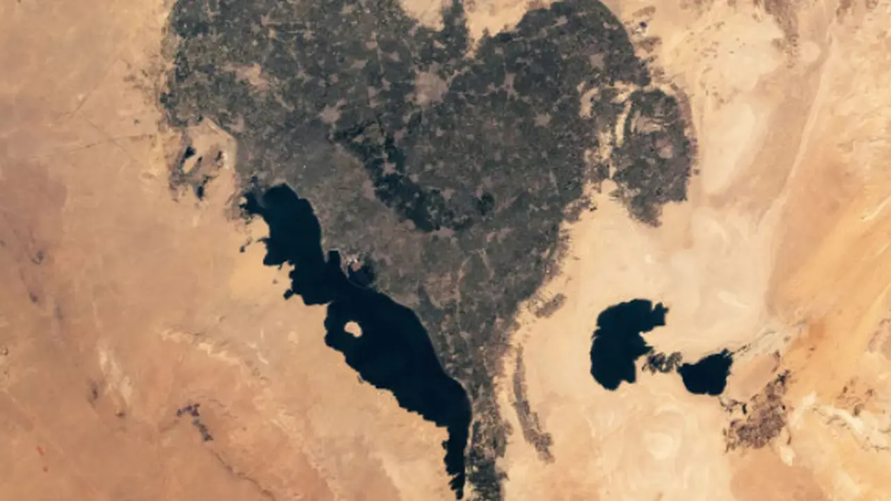 Oasis berbentuk hati ini terletak di dasar danau kuno yang telah mendukung kehidupan manusia selama ribuan tahun. (Kredit gambar: Courtesy NASA)