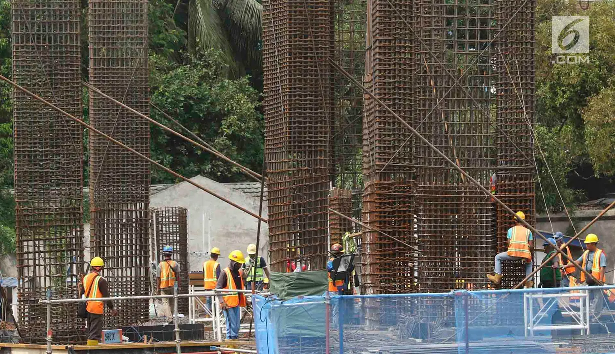 Pekerja membangun konstruksi bangunan bertingkat di Jakarta, Jumat (18/1). Pemerintah akan membatasi baja impor yang masuk ke Indonesia mulai 20 Januari 2019. (Liputan6.com/Immanuel Antonius)