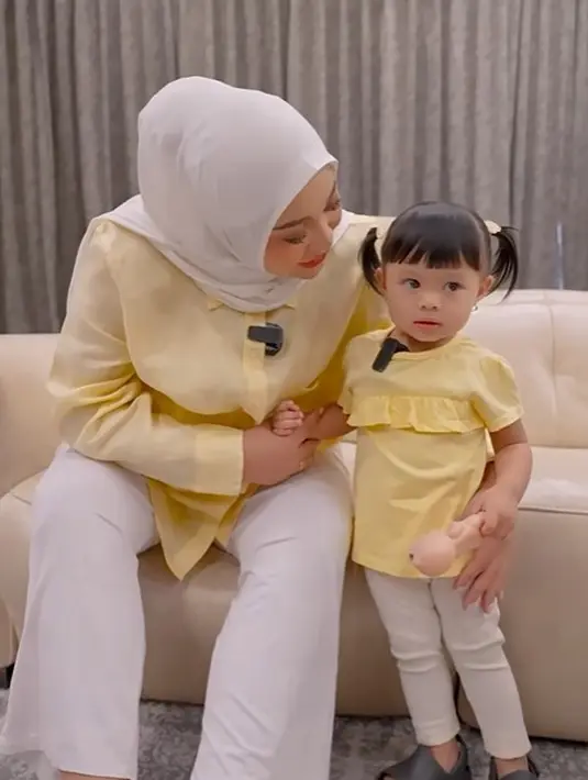 Outfit Ameena yang menggemaskan [Instagram/aurelie.hermansyah]