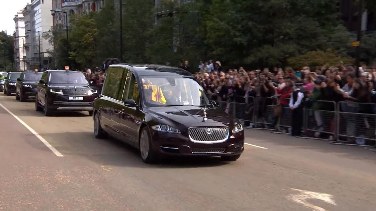 Mobil Jaguar mengantar peti Ratu Elizabeth II ke Windsor Castle.
