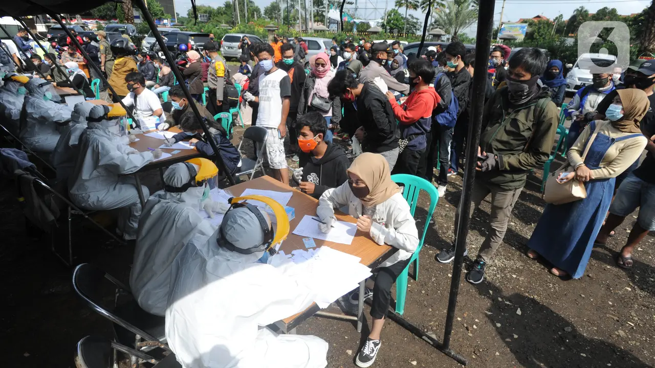 FOTO: Antrean Wisatawan Ikuti Rapid Test di Kawasan Puncak
