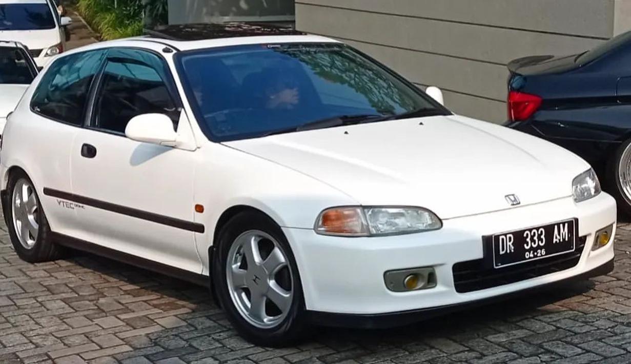 Honda Civic Estilo menjadi merupakan mobil gaul di era 90an. Desain pipih yang streamlined memberikan daya tarik yang kuat bagi hatchback tiga pintu ini. Bentuknya yang timeless dan populasi yang tidak sebanyak versi sedannya menjadikan harga mobil ini terus merangkak naik hingga saat ini. Mesin yang digunakan berkonfigurasi 1.600cc 4-silinder SOHC dengan figur tenaga 120 Hp serta torsi 140 Nm. (Source: Instagram/@agilmf)