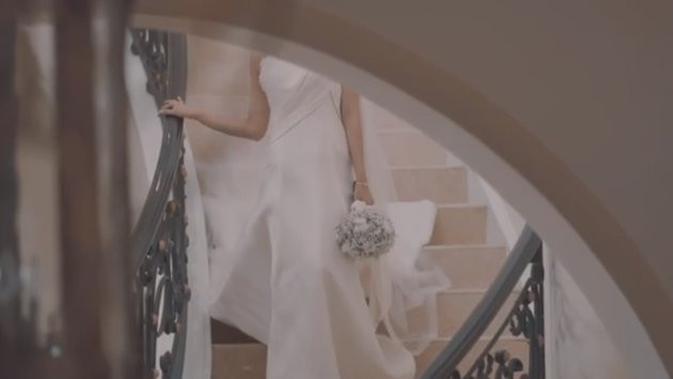 Ivan Gunawan dan Bella Aprilia pakai baju pengantin di video teaser pernikahan mereka. (Sumber: Instagram/@ivan_gunawan)