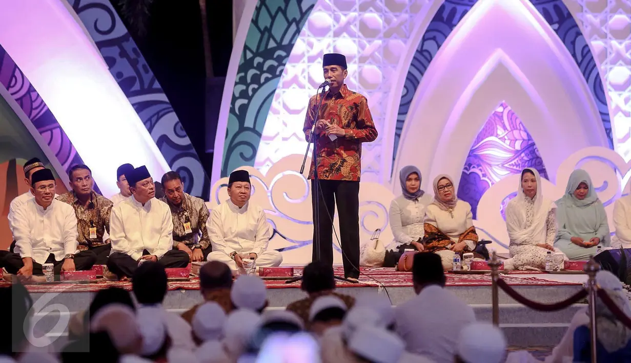 Presiden Jokowi ketika berbicara dihadapan anak yatim piatu ketika menghadiri buka bersama yang diselenggarakan oleh anggota Himpunan Bank-Bank Negara (Himbara) di Jakarta Convention Centre, Jakarta, Kamis (2/7/2015). (Liputan6.com/Faizal Fanani)