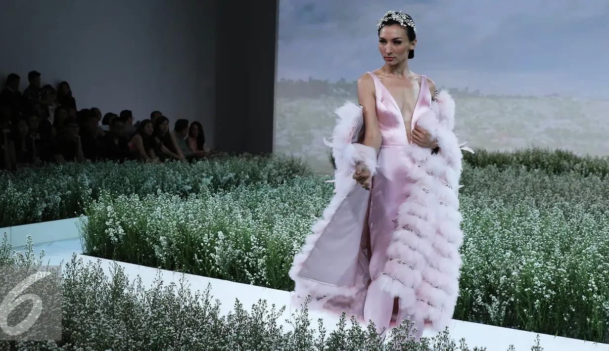 Model membawakan busana rancangan Hian Tje di acara IPMI Trend show 2016, Di Senayan City, Jakarta, Selasa  (1/12). Perancang Hian Tje  menghadirkan busana-busana feminin dan cantik berwarna pink. (Liputan6.com/Herman Zakharia)