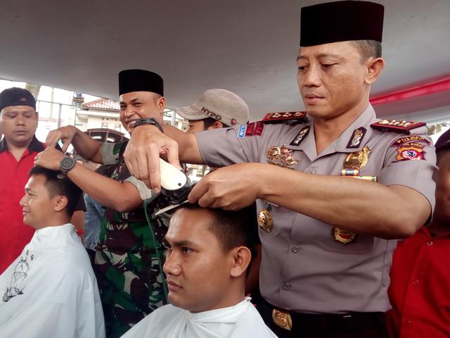 Ketika Polisi Alih Profesi Jadi Tukang Cukur Di Garut Regional