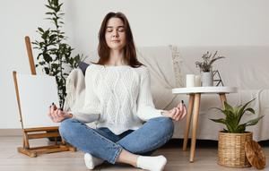 Ilustrasi sorang wanita sedang melakukan terapi mindfulness (freepik).