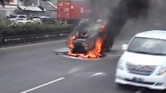 Minibus Terbakar Di Dalam Tol Kebon Jeruk