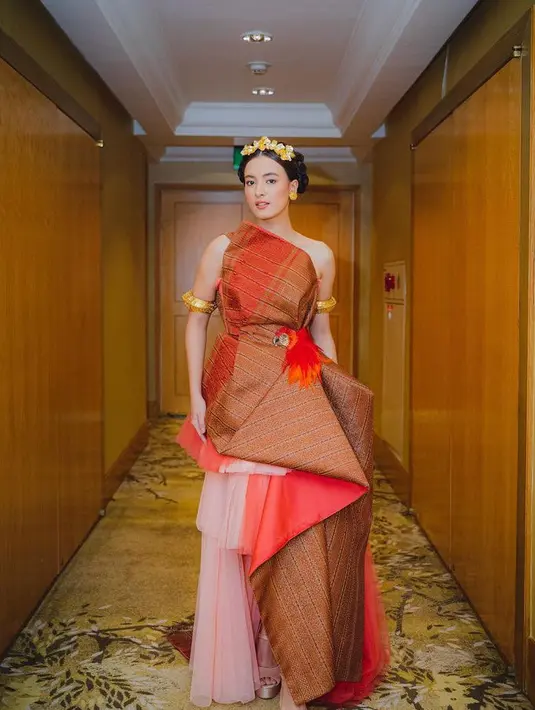 Mawar Eva juga tampil dengan gaun one shoulder orange berlayer dari Danny Satriadi.[@mawar_eva]