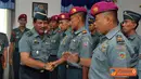 Citizen6, Surabaya: Kadisdikal Laksma TNI Asep Burhanudin mengucapkan selamat kepada 60 perserta yang telah mengikuti Pekerti gelombang I tahun 2012. (Pengirim: Penkobangdikal).