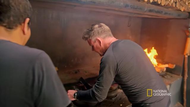 Gordon Ramsay di Sumatra. (YouTube/ National Geographic)