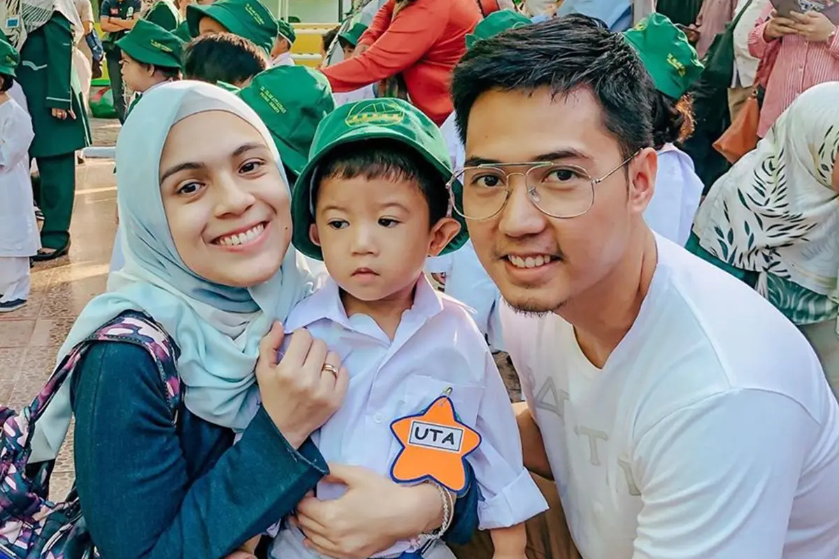 Nycta Gina antar anak ke sekolah