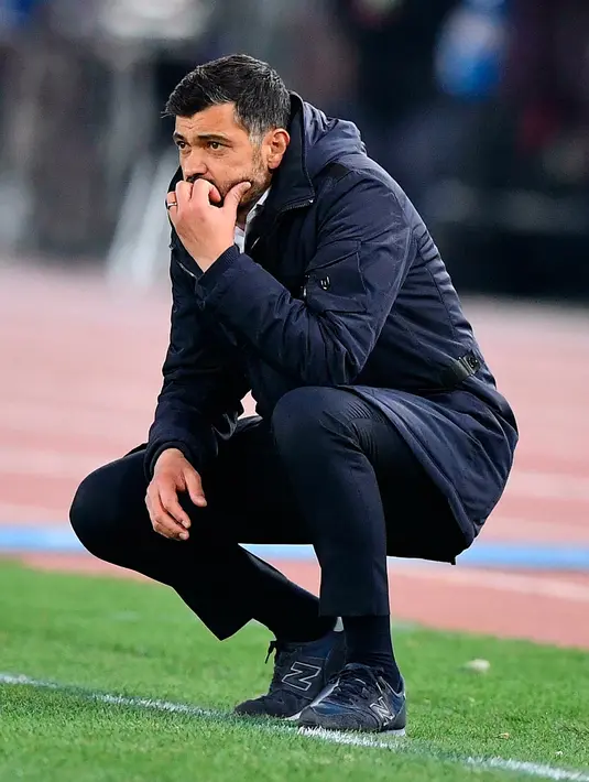 Ekspresi pelatih FC Porto Sergio Conceicao saat menyaksikan timnya bertanding melawan AS Roma pada babak 16 besar Liga Champions di Stadion Olimpico, Roma, Italia, Selasa (12/2). AS Roma menang 2-1. (Ettore Ferrari/ANSA via AP)