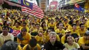 Ribuan warga Malaysia melakukan aksi besar-besaran di Kuala Lumpur, Malaysia, Sabtu (29/8/2015). Mereka menuntut Perdana Menteri Najib Razak untuk mengundurkan diri karena diduga melakukan korupsi. (Reuters/ Athit Perawongmetha)