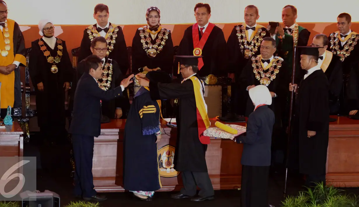 Presiden RI ke-5, Megawati Soekarnoputri saat menerima kalung gelar doktor honoris causa bidang politik dan pemerintah di UNPAD, Bandung, Rabu (25/5). (Liputan6.com/Gempur M Surya)