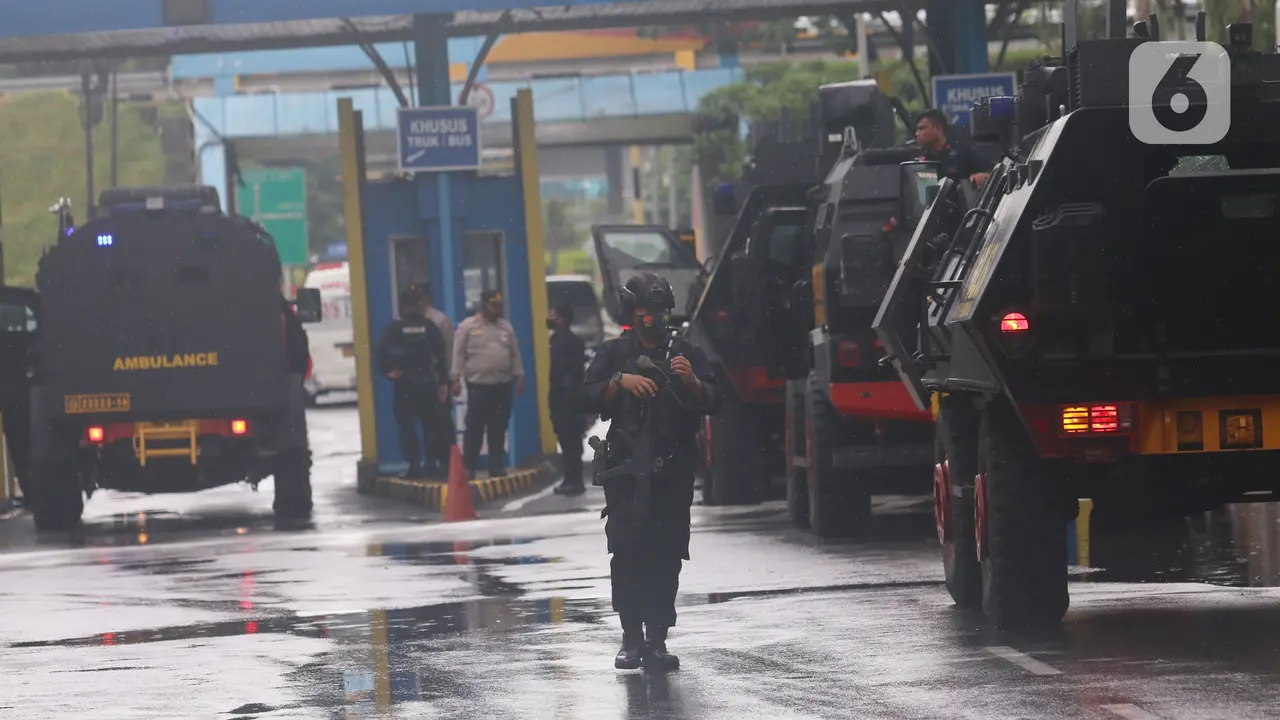 TNI dan Polri Kawal Vaksin Covid-19 Menuju Bandung