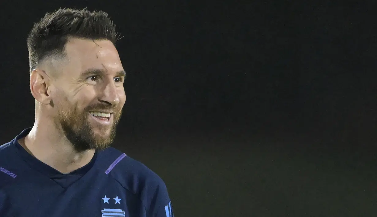 Tapi Messi terlihat beberapa kali melemparkan senyuman dari wajahnya. Tugas Messi memang agak lebih berat dalam Piala Dunia kali ini karena banyak penggemar berharap Messi bersama timnas Argentina bisa memboyong trofi Piala Duniauntuk melengkapi gelar internasionalnya. (AFP/Juan Mabromata)