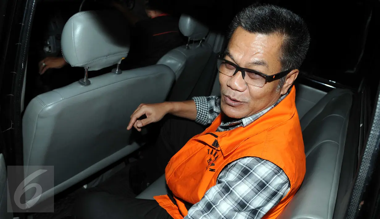 Anggota Komisi III DPRD Banten dari F-PDIP Tri Satya Santosa berada di mobil tahanan usai pemeriksaan di KPK, Jakarta, Rabu (20/1). Tri diperiksa sebagai saksi dugaan suap pembahasan pembentukan Bank Pembangunan Daerah Banten (Liputan6.com/Helmi Afandi)
