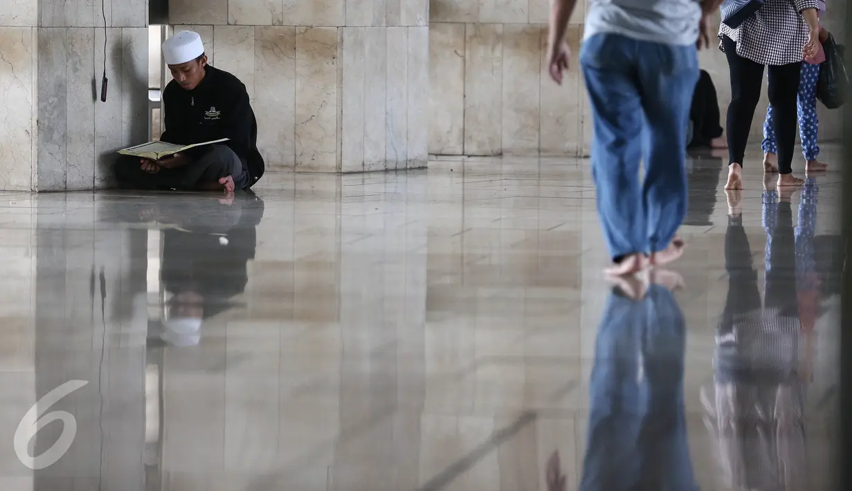 Seorang umat muslim membaca Alquran sesudah menunaikan salat Jumat terakhir pada bulan Ramadan 1437 H di Masjid Istiqlal, Jakarta, Jumat (7/1). Bulan Ramadan merupakan momentum bagi umat Islam untuk memperbanyak ibadah. (Liputan6.com/Faizal Fanani) 