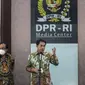 Wakil Ketua DPR Azis Syamsuddin (kanan) menyampaikan keterangan mengenai Papua di Kompleks Parlemen, Senayan, Jakarta, Kamis (3/12/2020). Azis mengutuk oknum United Liberation Movement for West Papua (ULMWP) yang mengklaim pembentukan pemerintahan sementara West Papua. (Liputan6.com/Johan Tallo)