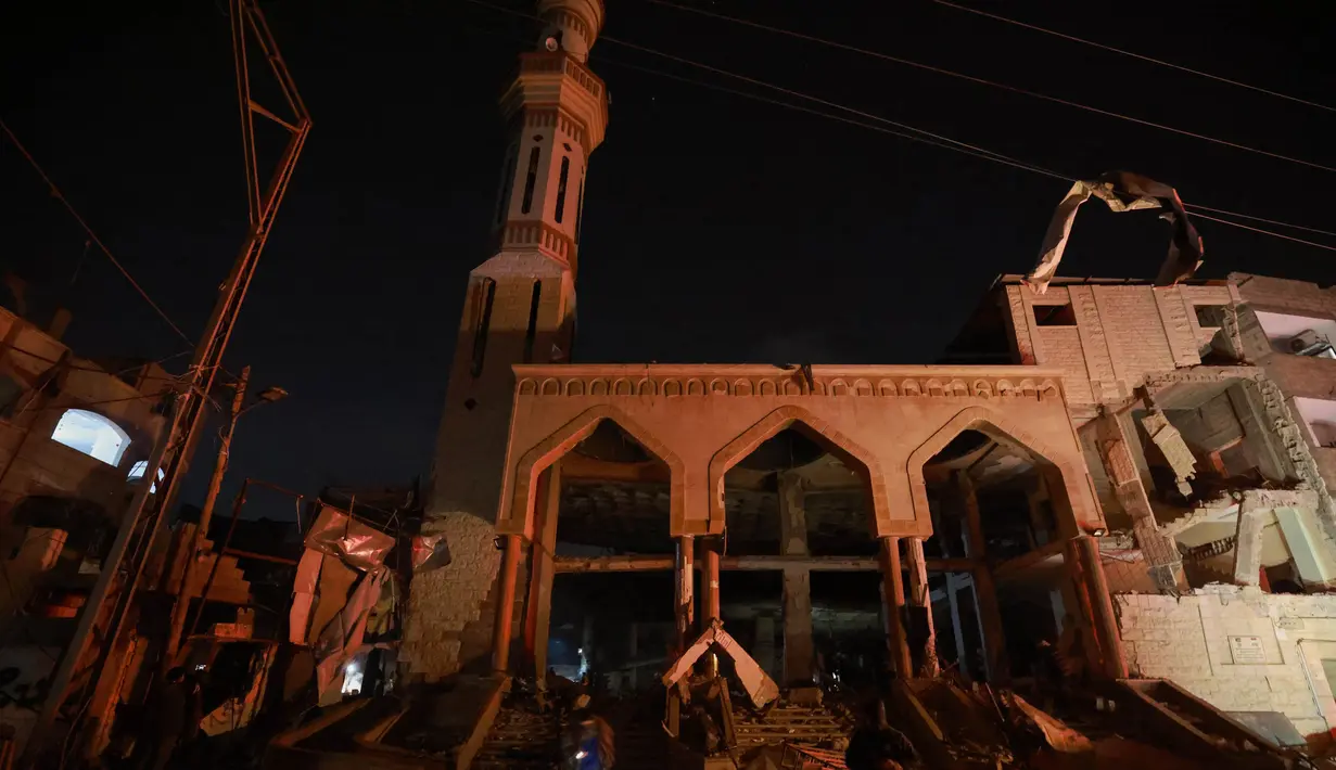 Serangan itu menghantam 14 rumah dan tiga masjid di berbagai wilayah di Rafah. (MOHAMMED ABED/AFP)