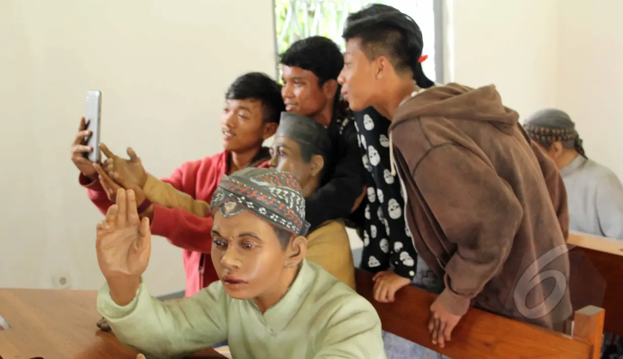 Sejumlah pelajar berfoto bersama diorama saat mengunjungi Museum Kebangkitan Nasional (ex Stovia) di Jakarta, Rabu (20/5/2015). Dr. Soetomo beserta Dr. Wahidin Soedirohusodo merupakan pendiri Boedi Oetomo pada 20 Mei 1908. (Liputan6.com/Helmi Afandi)