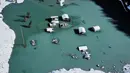 Pemandangan udara menunjukkan Desa Blatten yang sebagian terendam banjir setelah hujan salju baru-baru ini, lima bulan setelah tanah longsor menghancurkan desa tersebut, Blatten, Swiss, pada Selasa 28 Oktober 2025. Sebanyak 300 warga Desa Blatten terpaksa meninggalkan rumah mereka pada 19 Mei 2025 setelah para ahli geologi yang memantau wilayah tersebut memperingatkan bahwa Gletser Birch tampak tidak stabil. (AP Photo/Michael Probst)