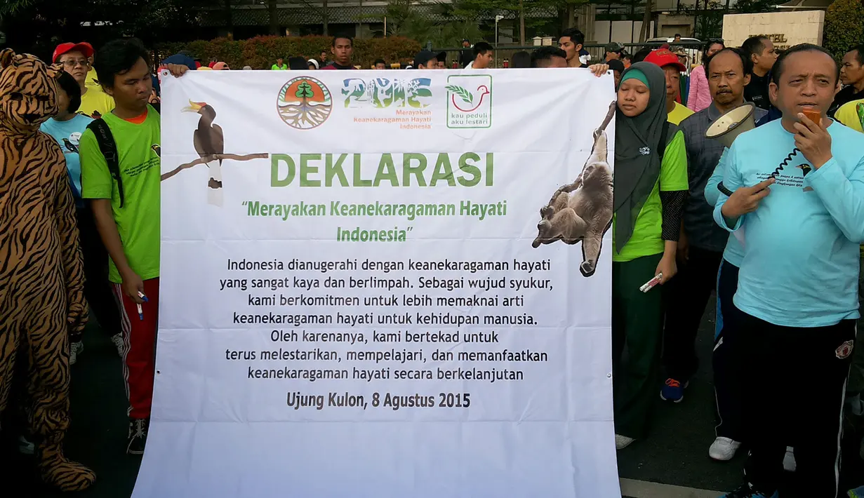 Spanduk Deklarasi Keanekaragaman Hayati dibentangkan saat aksi jalan santai di kawasan Bundaran HI, Minggu (15/11/2015). Aksi ini untuk merayakan Hari Cinta Puspa dan Satwa Nasional 2015. (Media center AGP-AGN)