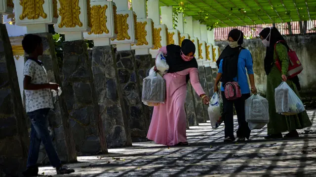 FOTO: Di Tengah Pandemi, Warga Banda Aceh Serbu Sembako Murah