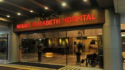 Di Rumah Sakit Mount Elizabeth, Olga Syahputra menghembuskan nafas terakhirnya, Singapura, Pada pukul 16.17 wib, Jumat (27/3/2015).(AFP Photo/Roslan Rahman)