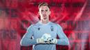 Nottingham Forest mendatangkan kiper terpinggirkan Manchester United, Dean Henderson dengan status sebagai pemain pinjaman selama satu musim. Henderson yang kalah saing dengan David De Gea mempunyai kans sebagai kiper utama The Tricky Trees musim ini. (nottinghamforest.co.uk)