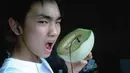 Ini merupakan foto predebut dari Key SHINee, tampaknya ia bisa bahagia hanya dengan sebuah melon. (Foto: koreaboo.com)