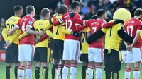 Pemain Watford dan MU memberikan penghormatan kepada korban teror Paris sebelum memulai pertandingan dalam lanjutan Liga Inggris di Stadion Icarage Road, Watford, Sabtu (21/11/2015). (AFP Photo/Ben Stansall)