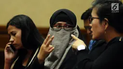 Yulianis (tengah) jelang bersaksi dalam sidang perkara korupsi pembangunan rumah sakit Universitas Udayana dan proyek Wisma Atlet, Sumsel dengan terdakwa Dudung Purwadi di Pengadilan Tipikor, Jakarta, Rabu (9/8). (Liputan6.com/Helmi Fithriansyah)