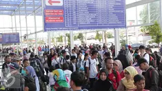 Calon penumpang mengantri untuk menaiki kereta api di Stasiun Senen, Jakarta, Rabu (23/12). Libur Natal dan Tahun baru di manfaatkan sejumlah masyarakat untuk berlibur dan kembali ke kampung halaman. (Lipitan6.com/Angga Yuniar)
