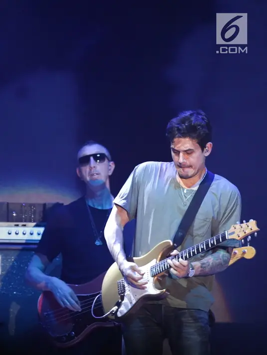 Penyanyi asal Amerika Serikat, John Mayer tampil dalam konser bertajuk John Mayer Asia Tour 2019 di ICE BSD City, Tangerang, Jumat (5/4/2019). Dalam konser perdananya di Indonesia tersebut, John Mayer tampil kasual dengan t-shirt hijau dan jeans panjang. (Fimela.com/Bambang E. Ros)