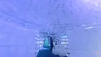 Seorang wisatawan mengunjungi Frost Magical Ice of Siam di Provinsi Chon Buri, Thailand, pada 1 Desember 2020. Suhu di Frost Magical Ice of Siam, yang mencakup area seluas 30.000 meter persegi, dijaga pada angka minus 10 derajat Celsius. (Xinhua/Rachen Sageamsak)
