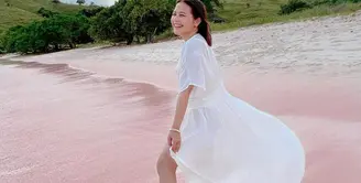 Prilly Latuconsina sedang menikmati waktu liburannya ke Labuan Bajo. Dengan long dress cantik berwarna putih, Prilly berpose di pantai, pesona luar biasa sebagai anak alam. Foto: Instagram.