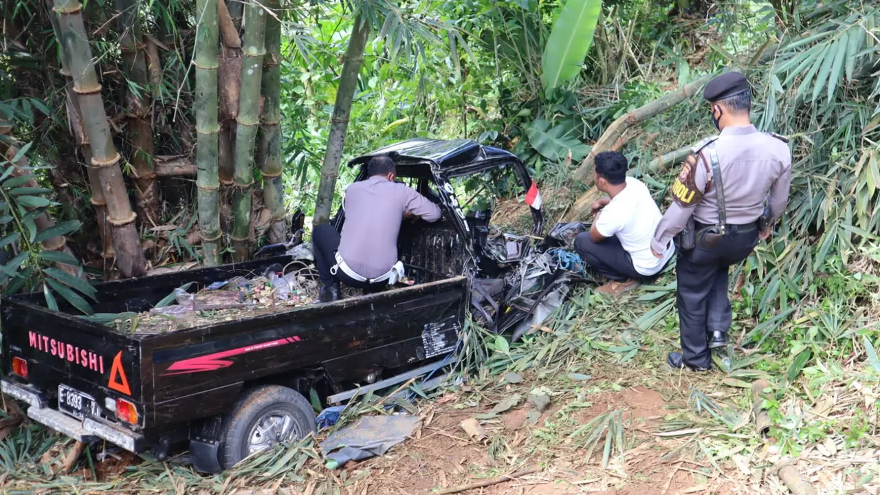 Mobil masuk jurang