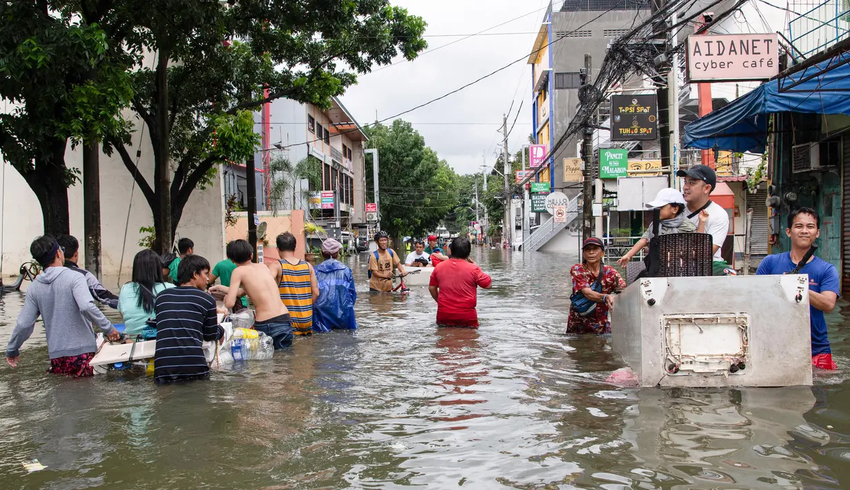 Banjir yang dipicu hujan deras membuat kehidupan di ibu kota Filipina terhenti sejenka pada 22 Juli 2025. (Ted ALJIBE/AFP)