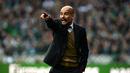 Pep Guardiola saat melatih Bayer Muenchen di Weserstadion, Bremen,Jerman, (17/10/2015).  (EPA/David Hecker)