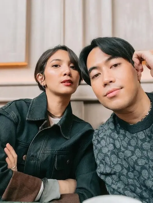 Namun penampilan mereka justru menimbulkan persepsi netizen yang menyebut mereka terlihat kembar. Gaya rambut Vidi dan Sheila sangat mirip. (Liputan6.com/IG/@vidialdiano).