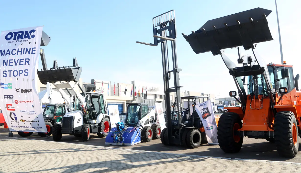 Produk-produk otomotif dipamerkan dalam Forum dan Pameran Logistik dan Transportasi Pintar untuk Timur Tengah dan Afrika di Kairo, Mesir, 23 November 2020. Mitra-mitra China dan Mesir di industri otomotif memamerkan produk-produk mereka dalam ajang ini. (Xinhua/Mohamed Asad)