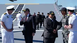 Kunjungan sekaligus menandai penguatan hubungan pertahanan dan kerja sama strategis antara kedua negara. Tampak dalam foto, Presiden Indonesia Prabowo Subianto (ketiga dari kanan) dan Perdana Menteri Australia Anthony Albanese (kedua dari kiri) berbicara dengan personel militer di atas kapal HMAS Canberra di pangkalan armada Kuttabul di Sydney, Australia, Rabu 12 November 2025. (AP Photo/Rick Rycroft)