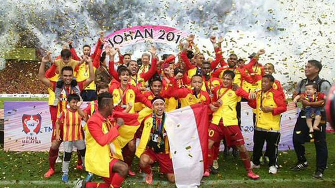 Andik vermansah selebrasi di Stadion Shah Alam seusai membawa Selangor FA memenangi Piala Malaysia 2015 sambil membawa bendera Merah Putih. (google)